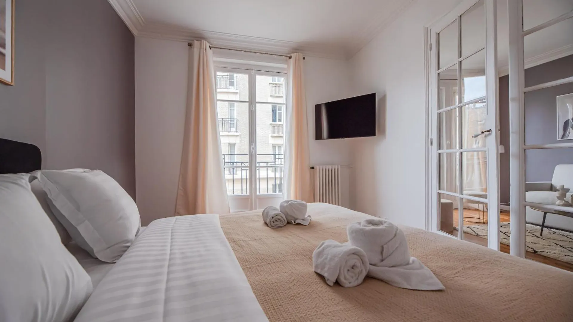 Nice Flat In Paris Near Sacre Coeur contacts